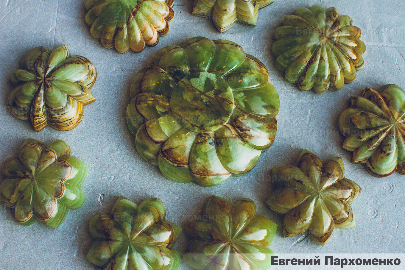 Инкрустации резного кокошника из зеленого оникса