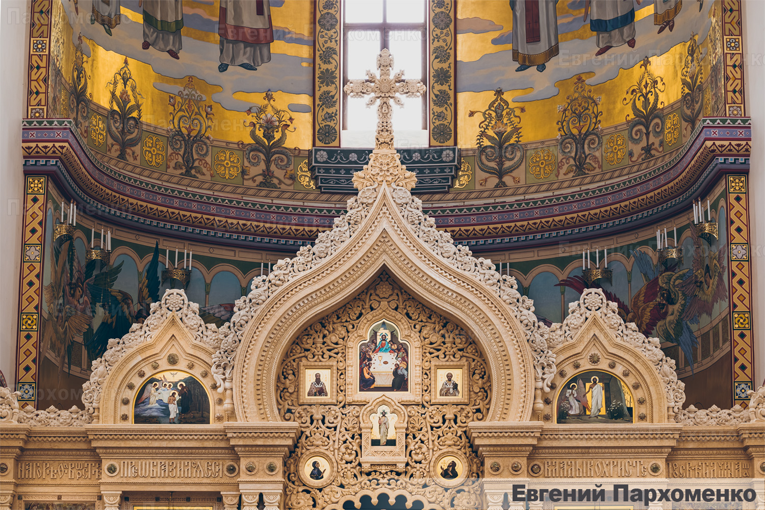 Иконостас с ажурной резьбой по золотистому мрамору для Спасо-Преображенского собора