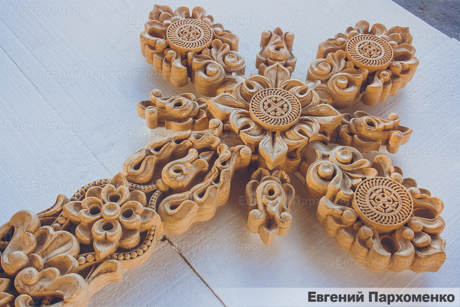 Центральный крест иконостаса из мрамора