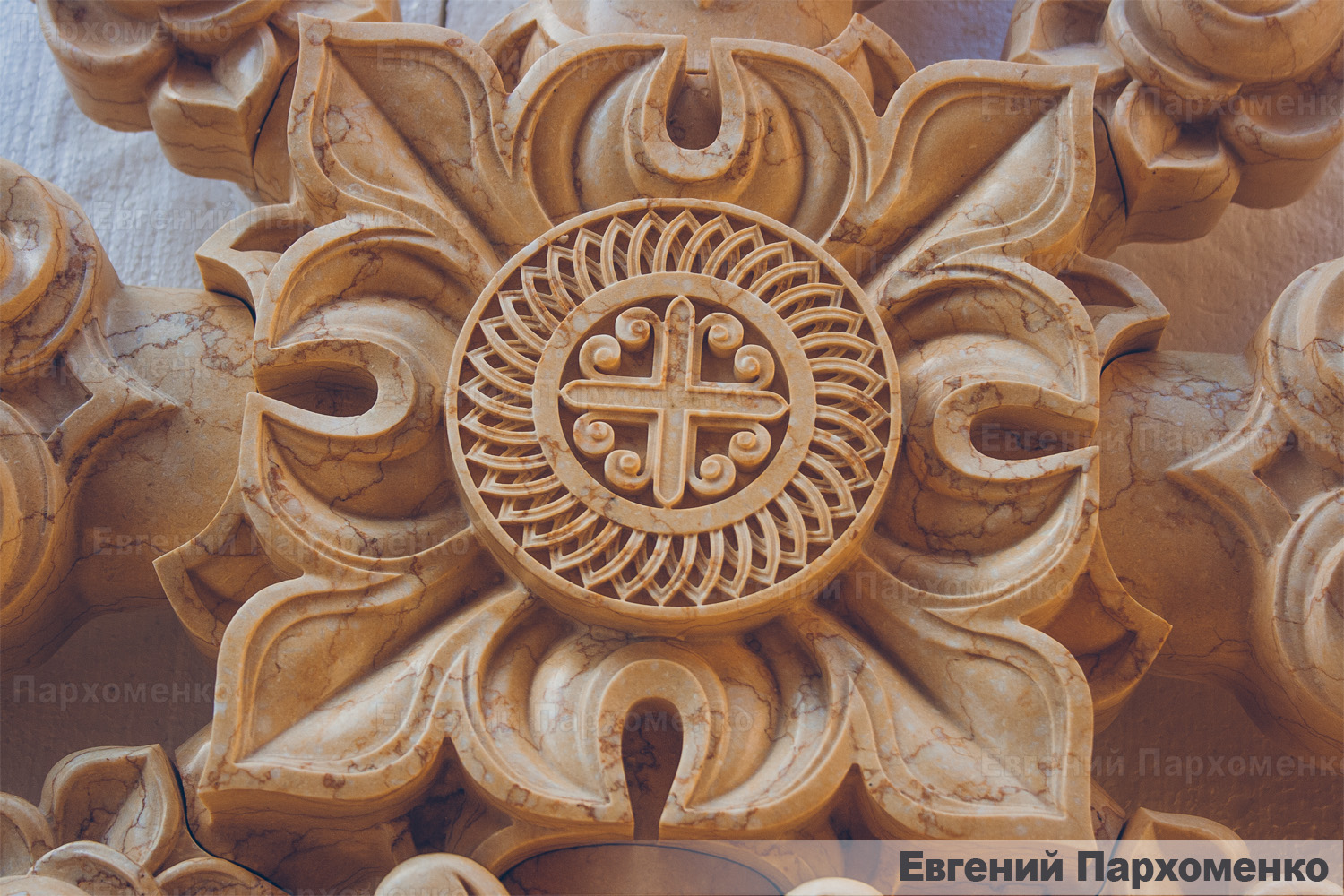 Мраморный крест иконостаса с резьбой в русском стиле