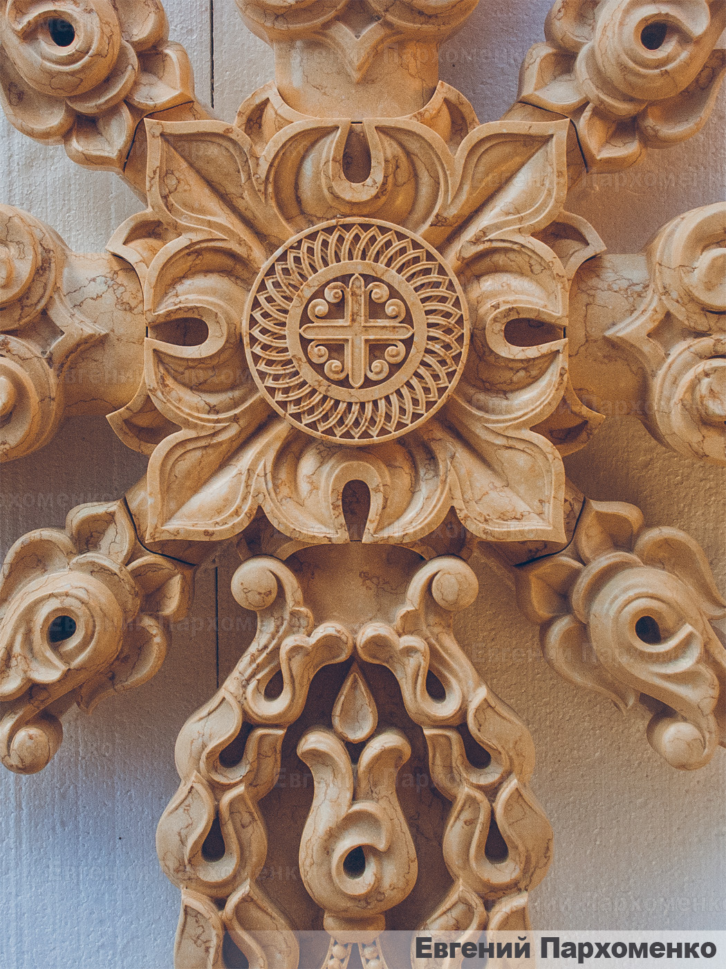 Тонкая резьба по камню для православного креста