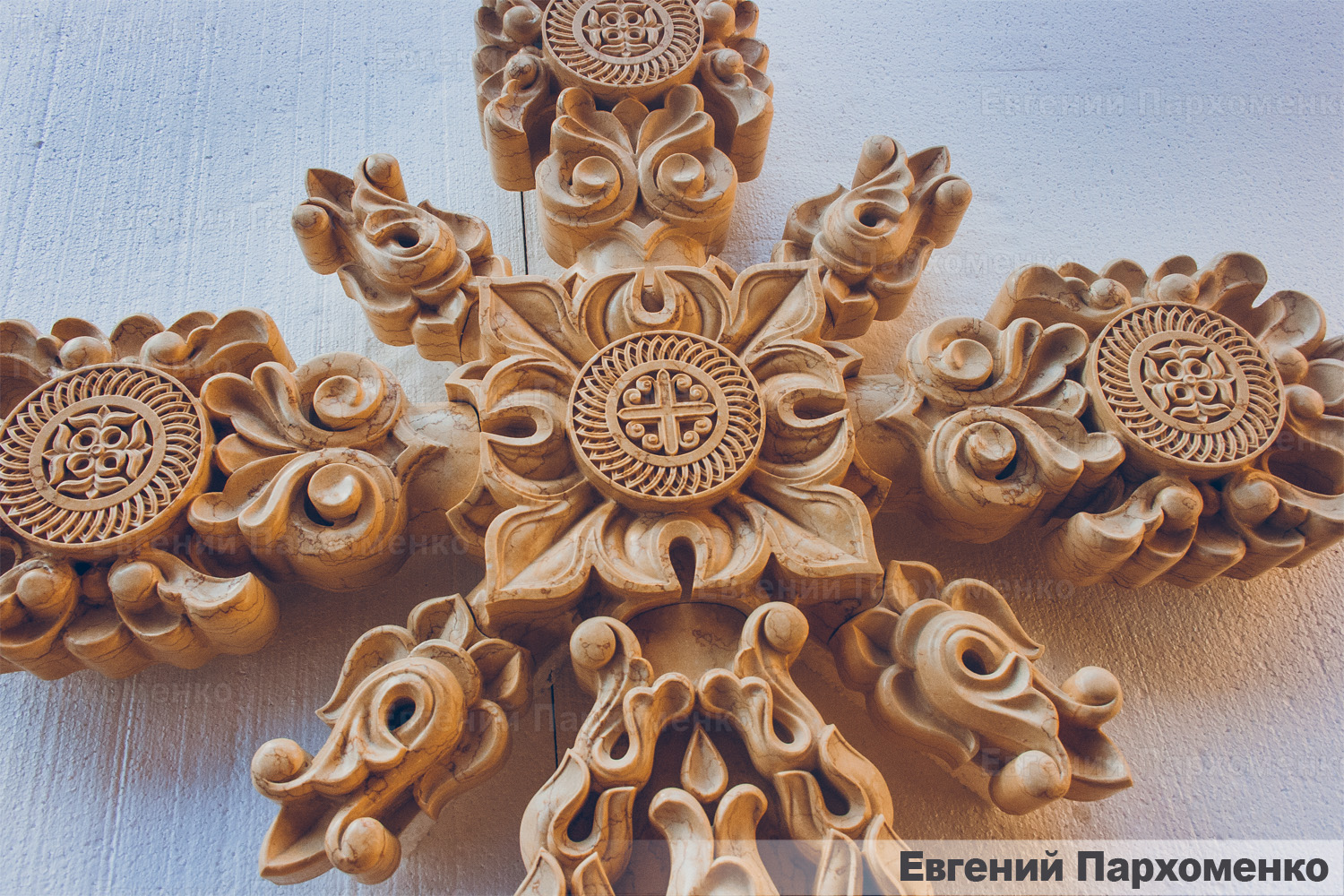 Резьба мраморного креста в неорусском стиле для иконостаса