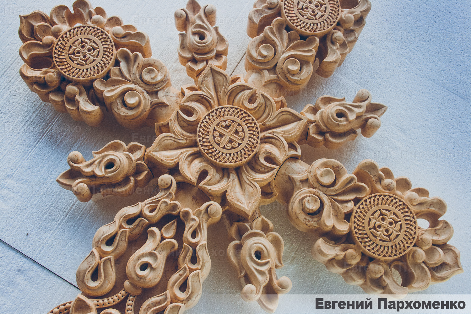 Центральный крест из мрамора с утонченной резьбой орнаментов в неорусском стиле