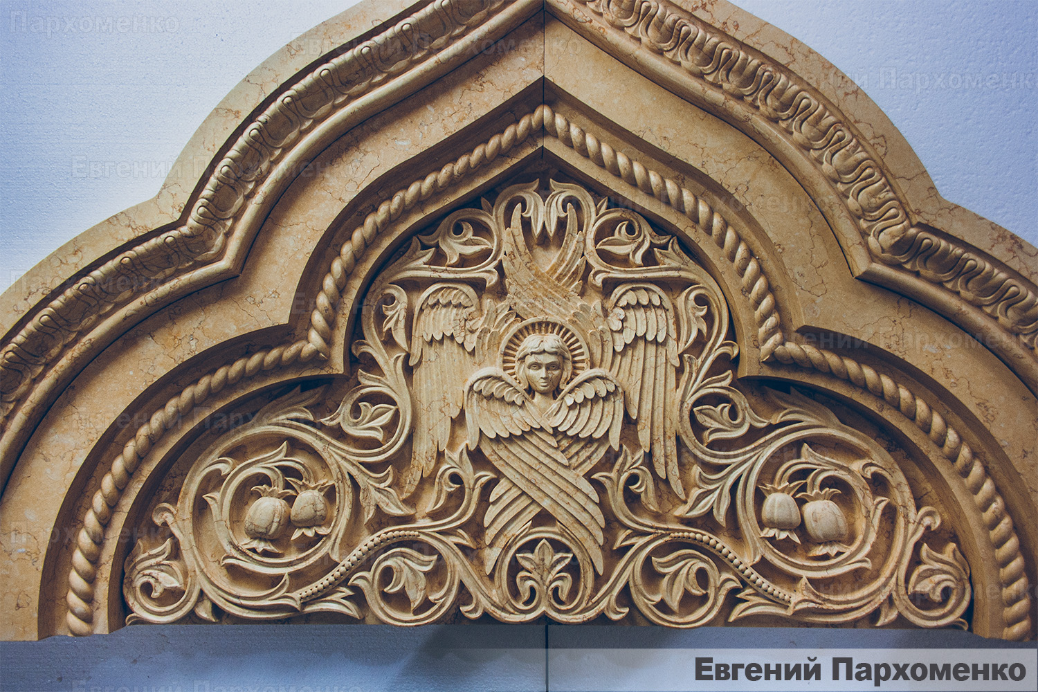 Резьба херувима из мрамора для кокошника киота