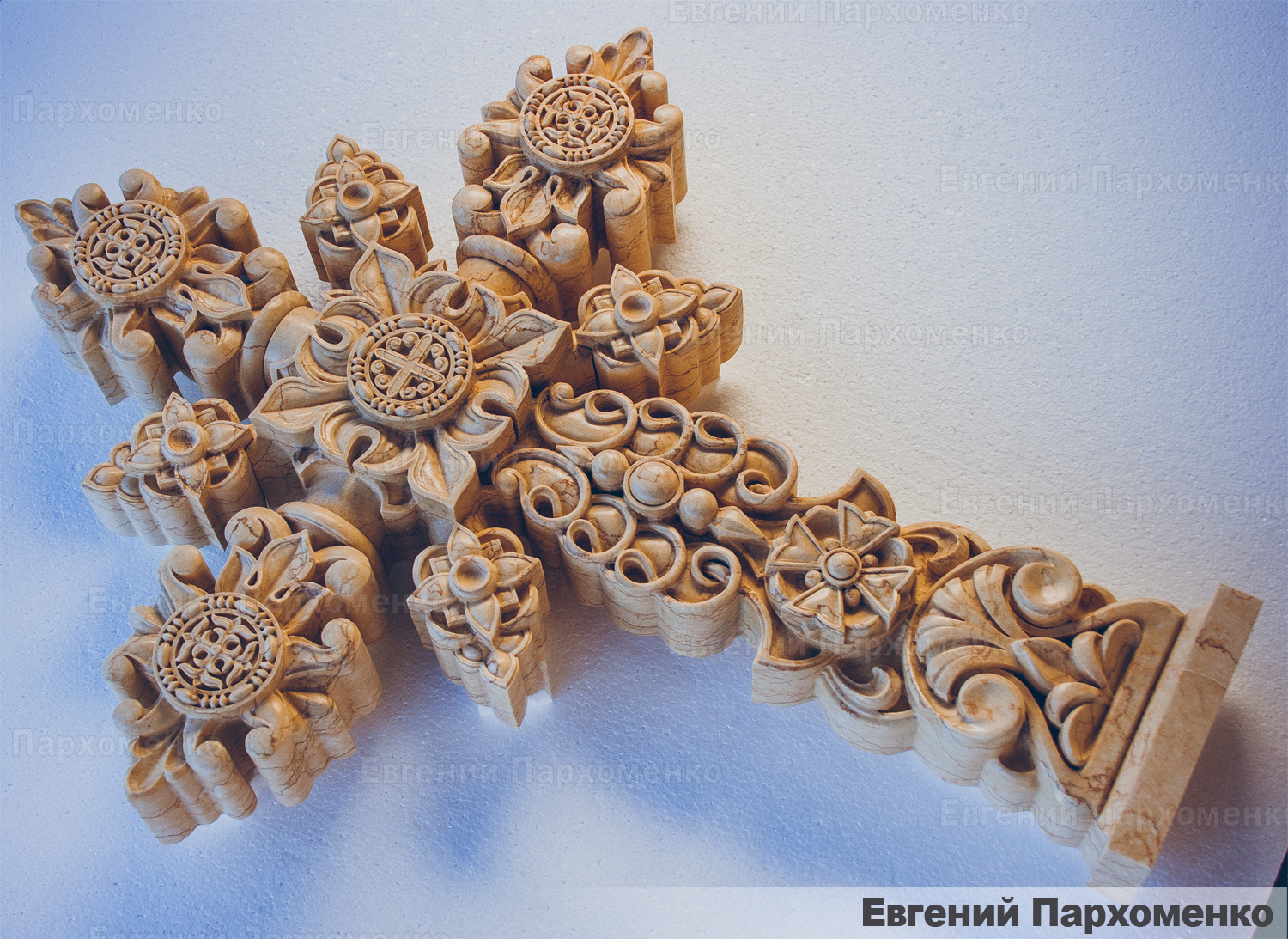 Резной крест иконостаса из золотистого мрамора на заказ