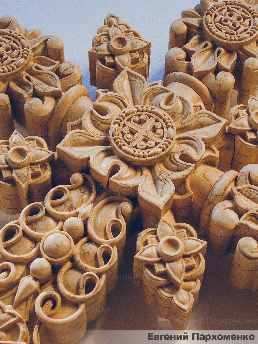 Утонченная резьба крестов для иконостаса из натурального камня