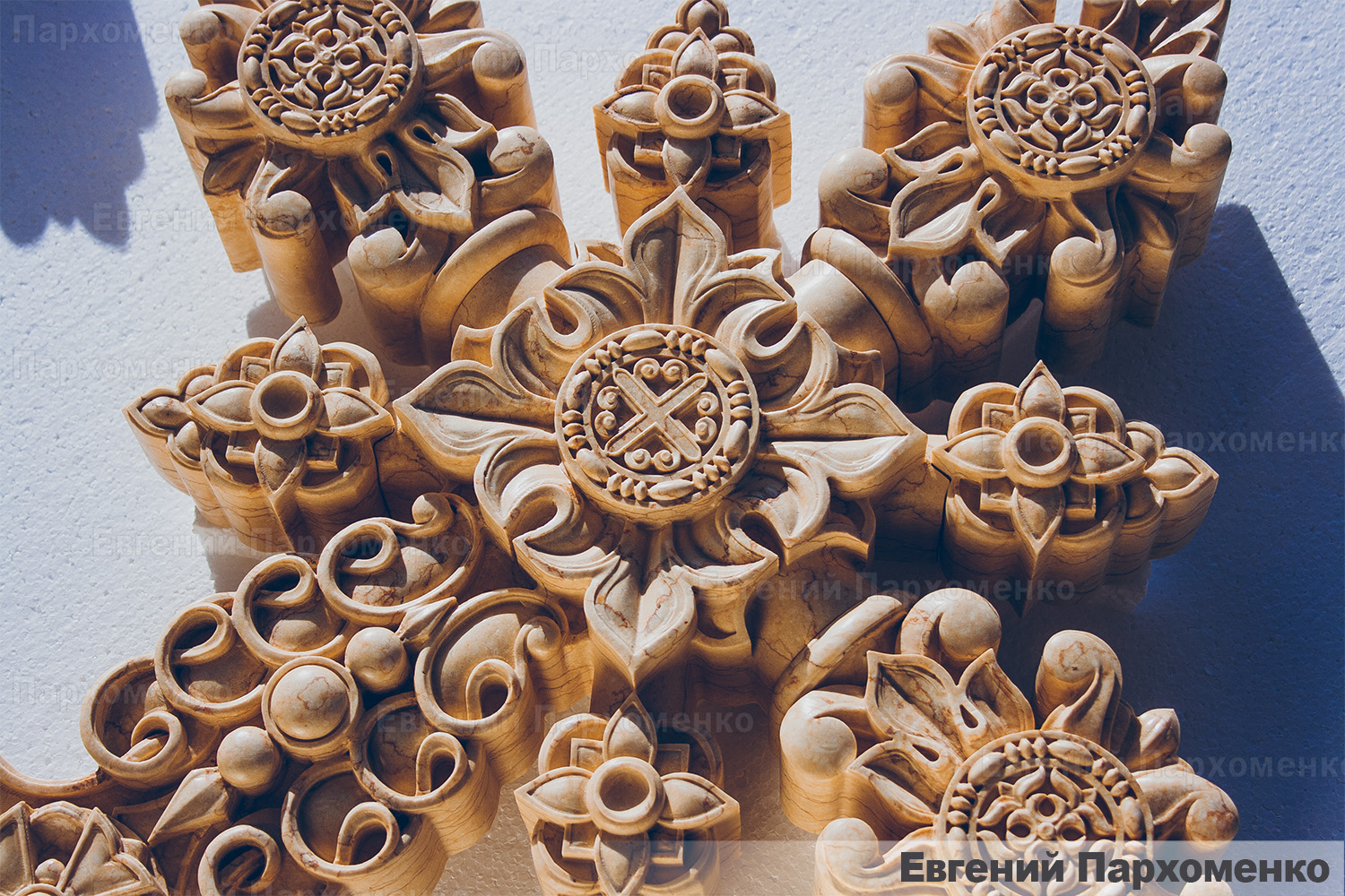 Мраморный крест в неорусском стиле для иконостаса