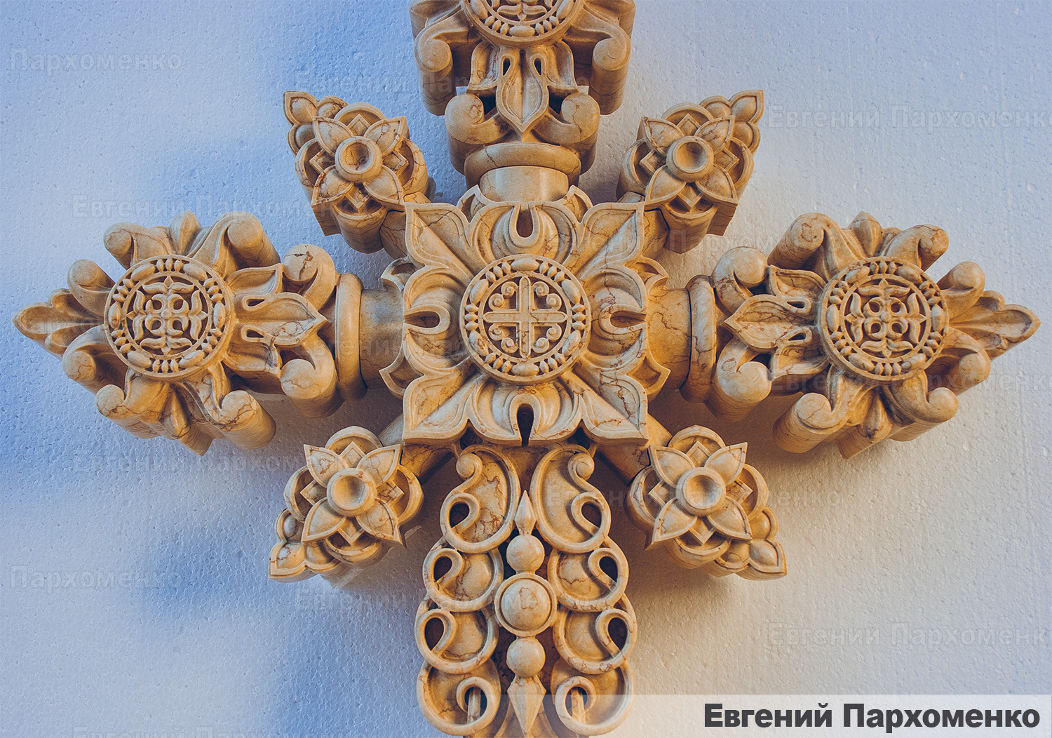 Утонченная резьба крестов из мрамора на заказ