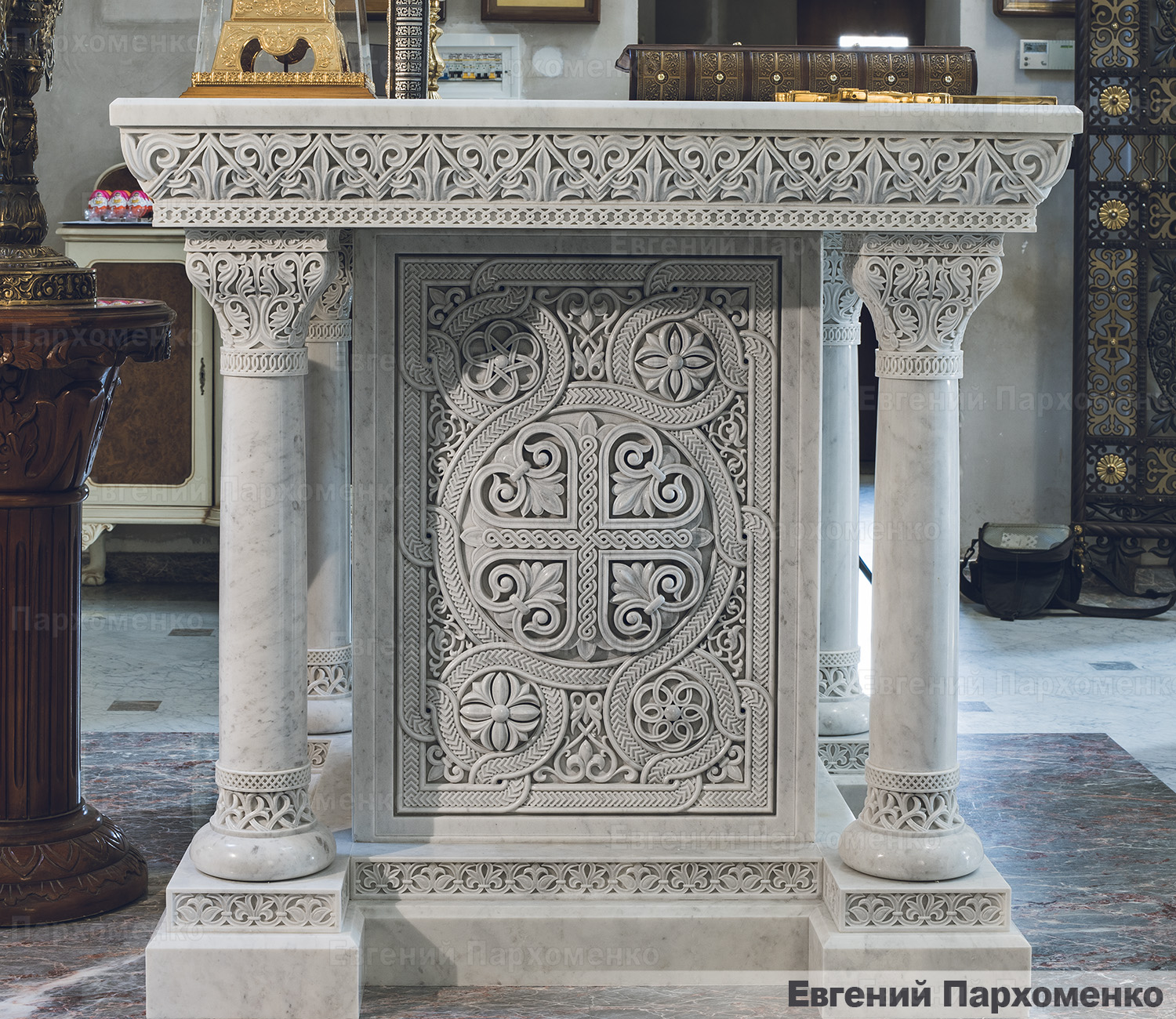 Резная плетенка из мрамора для неовизантийского престола