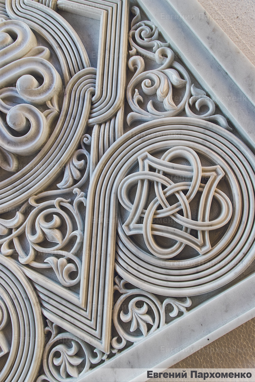 Резная плетенка из мрамора для престола в храм