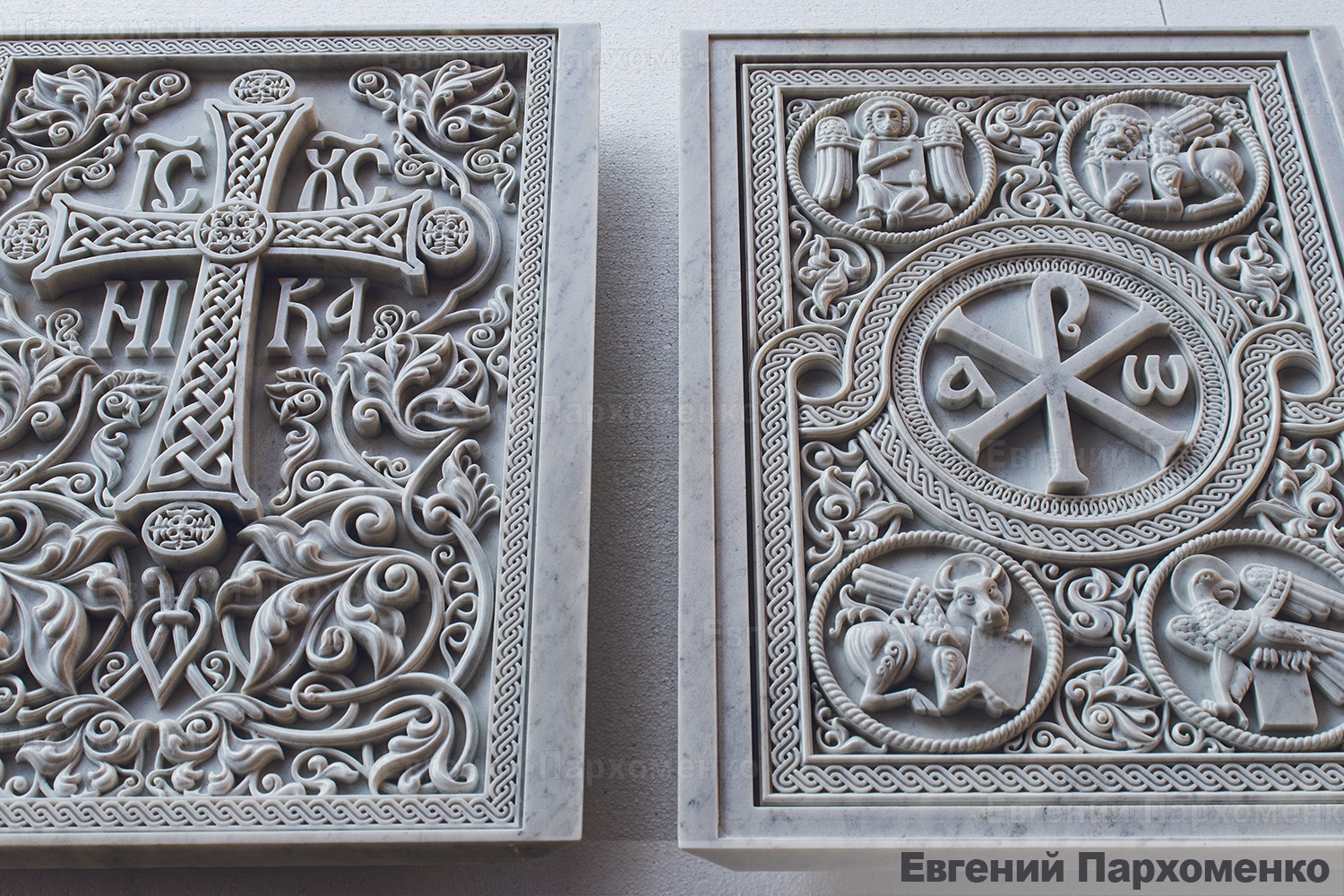 Резное панно из мрамора для престол