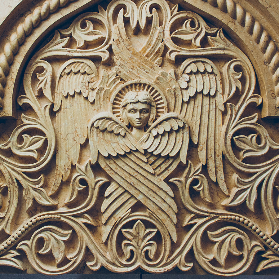 Резной херувим из мрамора