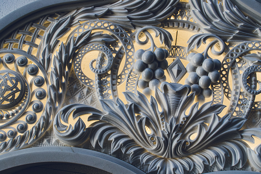 Кокошник из мрамора