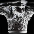 Резная капитель из белого мрамора с художественной резьбой